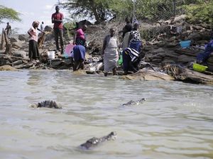 Upss.. Wanita Kenya Ini Tetap Cuci Baju Meski Diintai Buaya dari Dekat