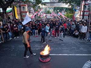 Demo BBM Naik di Serang Tegang, Mahasiswa Bakar Ban-Coba Aksi di Pom Bensin