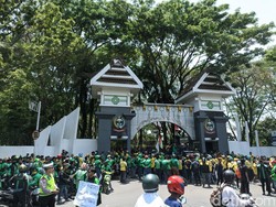 Ojol Geruduk Kantor Gubernur Sulsel, Tuntut Kenaikan Tarif Rp 10.000/Km