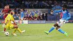 Foto: Napoli Beri Tsunami Gol ke Gawang Liverpool
