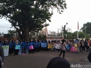 2 Anggota DPRD Majalengka Ditarik ke Tengah Pedemo, Kena Roasting!