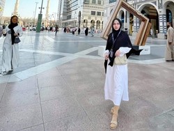 Anggy Novia Berharap Bisa Kembali ke Tanah Suci Bareng Pasangan