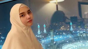 Pesona Anggy Novia Berhijab Saat Umrah Bikin 2 Pria Arab Kepincut Melamar