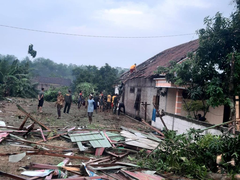 200 Personel Gabungan Bersihkan Puing Rumah Terdampak Angin Kencang Madiun