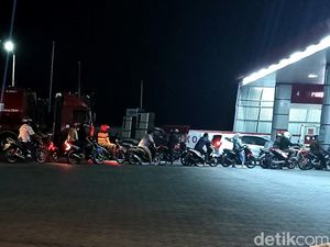 Bensin Eceran Lebih Mahal dan Pembatasan Picu Antrean di SPBU Tulungagung Bensin Eceran Lebih Mahal dan Pembatasan Picu Antrean di SPBU Tulungagung
