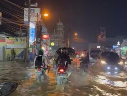 Perempatan Mampang Depok Banjir Lagi, Tinggi Air 30 Cm