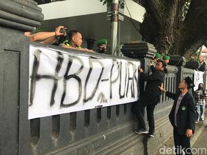Spanduk HBD Puan dan Nyanyian Sarkas Mahasiswa Malang Demo Harga BBM Naik