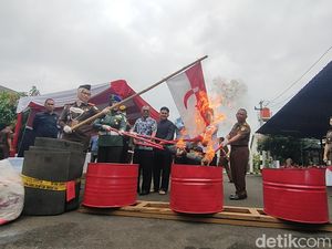 Bendera NII yang Dibawa Trio Jenderal Berakhir di Pembakaran Bendera NII yang Dibawa Trio Jenderal Berakhir di Pembakaran