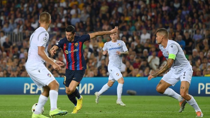 BARCELONA, SPAIN - SEPTEMBER 07: Robert Lewandowski of FC Barcelona scores their teams second goal during the UEFA Champions League group C match between FC Barcelona and Viktoria Plzen at Spotify Camp Nou on September 07, 2022 in Barcelona, Spain. (Photo by David Ramos/Getty Images)