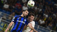 Gelandang Inter Milan Henrikh Mkhitaryan (kiri) berebut bola dengan bek Bayern Munich Prancis Benjamin Pavard. Duel antara Inter vs Bayern dilangsungkan di Giuseppe Meazza, di Kota Milan, Italia, Kamis (8/9/2022) dinihari WIB. (Miguel Medina/AFP/Getty Images)