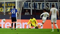 Kemenangan Die Roten ditentukan oleh gol-gol Leroy Sane dan gol bunuh diri Danilo DAmbrosio di masing-masing babak. (Miguel Medina/AFP/Getty Images)
