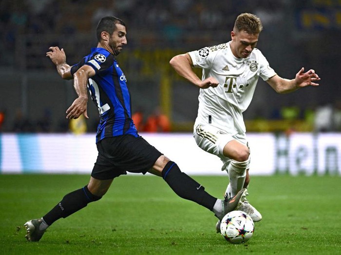 Bayern Munich Pecundangi Inter Milan di Giuseppe Meazza Inter Milan's Armenian midfielder Henrikh Mkhitaryan (L) fights for the ball with Bayern Munich's German midfielder Joshua Kimmich during the UEFA Champions League Group C football match between Inter Milan and Bayern Munich in Milan, on September 7, 2022. (Photo by Marco BERTORELLO / AFP) (Photo by MARCO BERTORELLO/AFP via Getty Images)