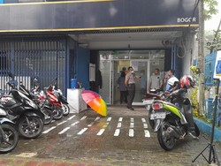 Lantai Kantor di Bogor Longsor, 2 Orang Terperosok ke Lubang