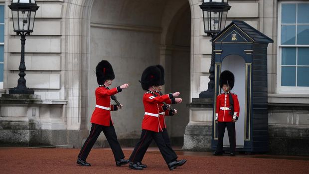 Security officers patrol the grounds of Buckingham Palace in central London on September 8, 2022. - Fears grew on September 8, 2022 for Queen Elizabeth II after Buckingham Palace said her doctors had 