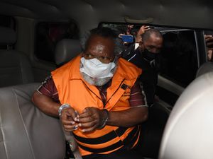 Jejak Kasus Korupsi Eltinus: Sempat Bebas, Kini Dicopot dari Bupati Mimika Jejak Kasus Korupsi Eltinus: Sempat Bebas, Kini Dicopot dari Bupati Mimika