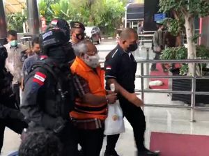 Penampakan Bupati Mimika Tiba di KPK, Berompi Oranye-Diborgol Penampakan Bupati Mimika Tiba di KPK, Berompi Oranye-Diborgol