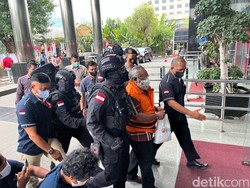 Digiring Personel Brimob, Bupati Mimika Tiba di Gedung KPK