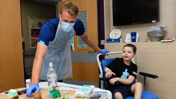 Senangnya Bocah Penyintas Kanker Dikunjungi Bintang Newcastle United