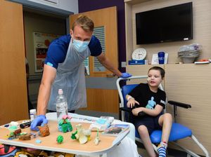 Senangnya Bocah Penyintas Kanker Dikunjungi Bintang Newcastle United