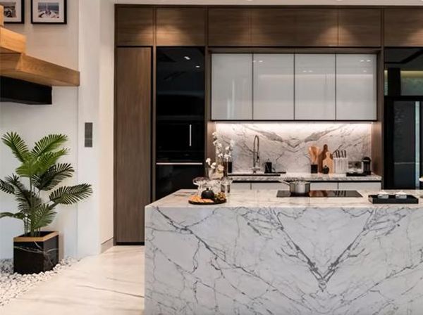 10 Potret Dapur Titi Kamal yang Dilengkapi Kitchen Island Mewah