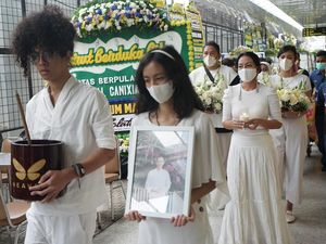 Abu Jenazah Reza Gunawan Langsung Dilarung di Laut Ancol Abu Jenazah Reza Gunawan Langsung Dilarung di Laut Ancol