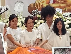 Tegarnya Keluarga Saat Proses Tutup Jenazah Reza Gunawan