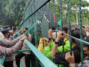 Sederet Aksi Demo di Jateng, Massa Robohkan Kawat Berduri Depan Kantor Ganjar
