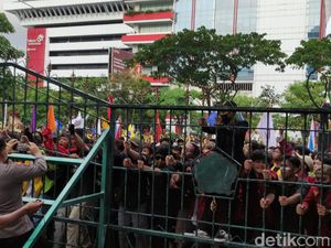 Demo BBM Naik di Semarang Diwarnai Kericuhan Saling Lempar Botol