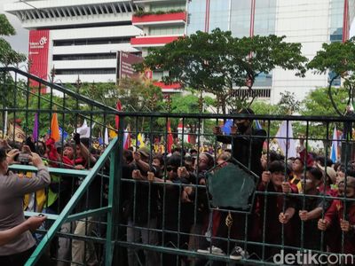Demo di Semarang Memanas, Massa Ingin Masuk ke Kantor Ganjar