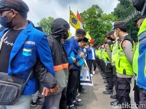 Demo BBM Naik di Tegal Diwarnai Saling Dorong Mahasiswa dan Aparat