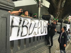 Mahasiswa 7 Kota di Jatim Gelar Demo Kenaikan BBM-Bawa Spanduk HBD Puan