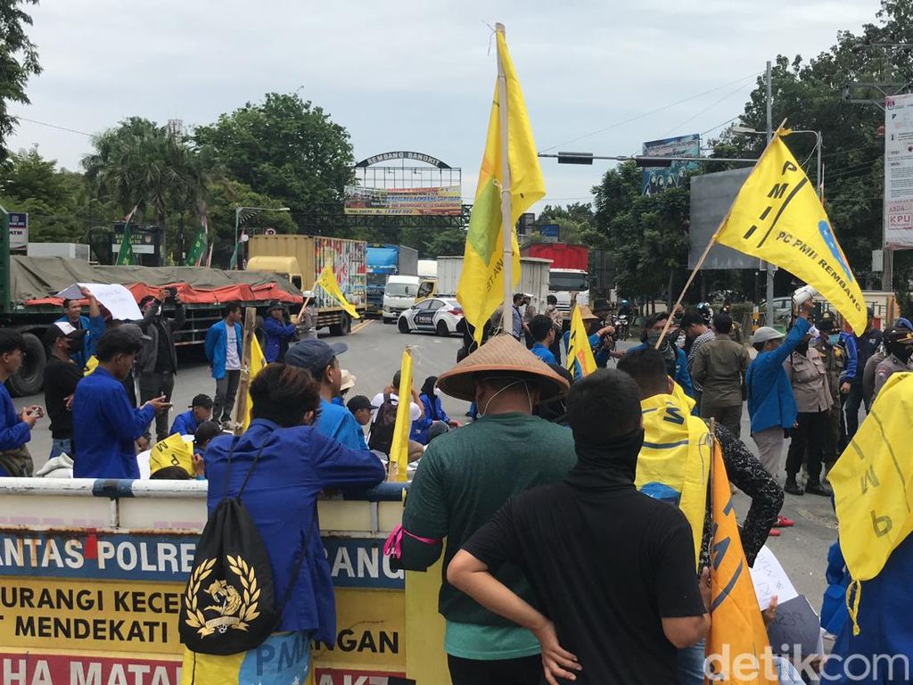 Tak Hanya Blokade Jalan, Massa Demo BBM Naik di Rembang Juga Bakar Spanduk
