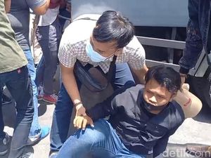 Belasan Mahasiswa Ditangkap saat Demo Naiknya BBM di Depo Pertamina Sampang