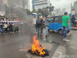 Demo di Patung Kuda, Massa Mahasiswa Adu Mulut dengan Pemotor
