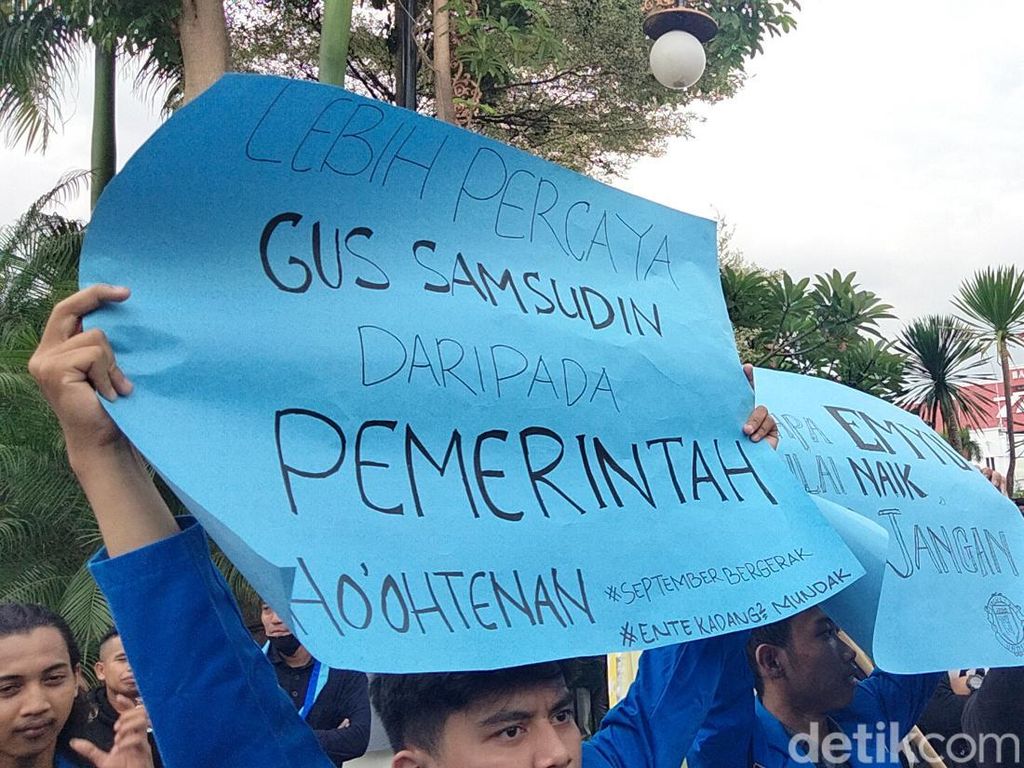 Mahasiswa Surabaya Demo BBM Naik: Percaya Gus Samsudin Daripada Pemerintah Mahasiswa Surabaya Demo BBM Naik: Percaya Gus Samsudin Daripada Pemerintah