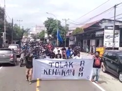 Demo Tolak BBM Naik, Mahasiswa Dorong Motor Sejauh 3 KM