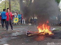 Demo Tolak Kenaikan BBM, Mahasiswa Cimahi-Sukabumi Bakar Ban