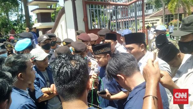 Sejumlah mahasiswa mendemo Kantor DPRD Pamekasan menolak BBM naik.