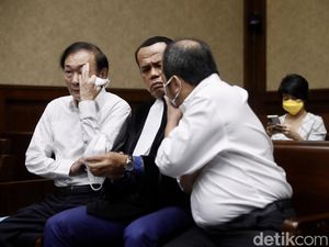 Ekspresi Surya Darmadi Saat Jalani Sidang Perdana Korupsi Rp 104 T