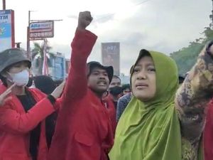 Emak-emak Protes Mahasiswa Unhas Demo BBM Tutup Jalan: Tugas Kalian Belajar!