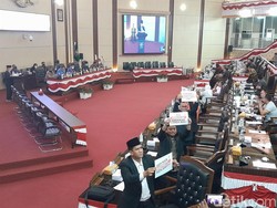 F-PKS Bikin Aksi Tolak BBM Naik di Sidang Paripurna DPRD Medan