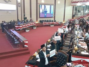 F-PKS Bikin Aksi Tolak BBM Naik di Sidang Paripurna DPRD Medan F-PKS Bikin Aksi Tolak BBM Naik di Sidang Paripurna DPRD Medan