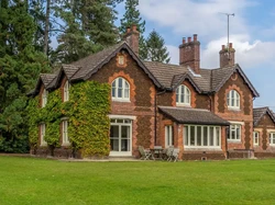 Sekarang, Kamu Bisa Menginap Bak Bangsawan di Rumah Ratu Elizabeth