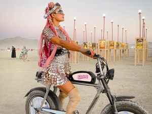 Gaya Seksi 8 Seleb di Festival Burning Man, Heidi Klum Pakai Bikini di Gurun