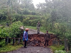Jembatan Penghubung Dua Desa di Sukabumi Putus Akibat Longsor