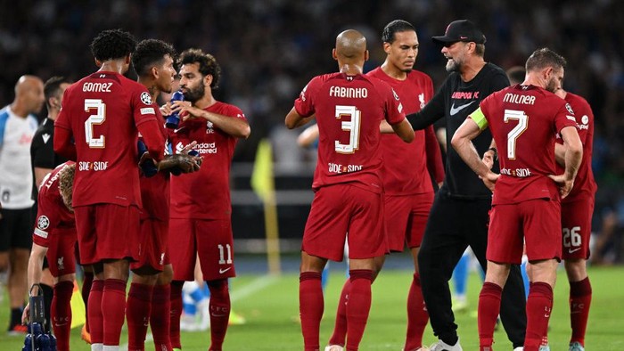 NAPLES, ITALY - SEPTEMBER 07: Jurgen Klopp, Manager of Liverpool gives their team instructions during the UEFA Champions League group A match between SSC Napoli and Liverpool FC at Stadio Diego Armando Maradona on September 07, 2022 in Naples, Italy. (Photo by Francesco Pecoraro/Getty Images)