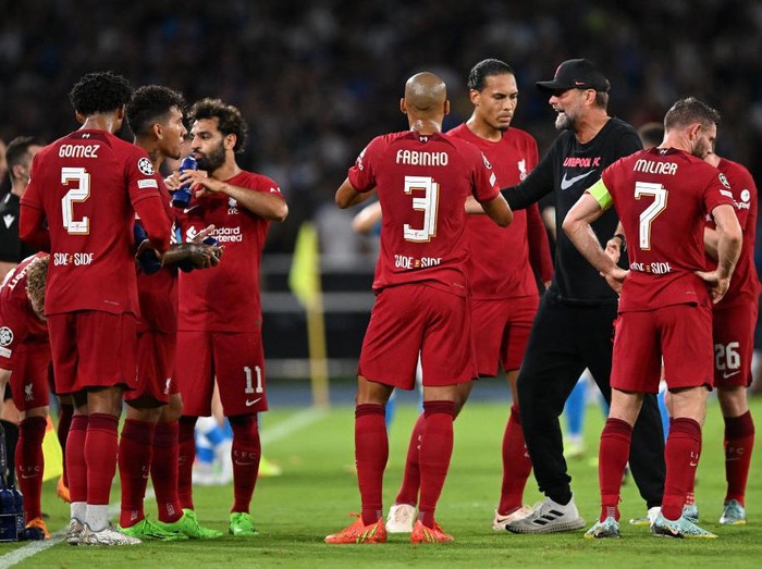 NAPLES, ITALY - SEPTEMBER 07: Jurgen Klopp, Manager of Liverpool gives their team instructions during the UEFA Champions League group A match between SSC Napoli and Liverpool FC at Stadio Diego Armando Maradona on September 07, 2022 in Naples, Italy. (Photo by Francesco Pecoraro/Getty Images)