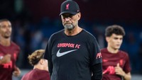 Anak asuh Juergen Klopp akhirnya mencatat rekor buruk usai diberi tsunami gol oleh Napoli. Kekalahan -14 menjadi hasil terburuk Si Merah di ajang tersebut, yang juga melanjutkan performa buruk di awal musim ini. Raksasa Liga Inggris itu sejauh ini baru menang dua kali dari 7 laga yang sudah dilakoni, dengan sisanya tiga kali imbang dan dua kali kalah. (Foto: Ivan Romano/Getty Images)