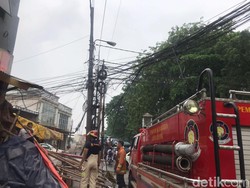 Kabel Listrik Dekat Tugu Tanah Baru Depok Terbakar, Warga Panik Berlarian
