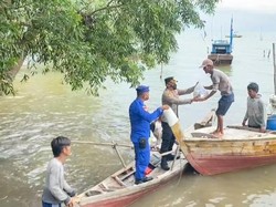 Polres Lingga Berikan Bantuan ke Nelayan Terdampak Harga BBM Naik